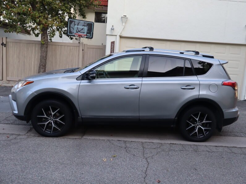 
								Toyota Rav4 Hybrid SE full									