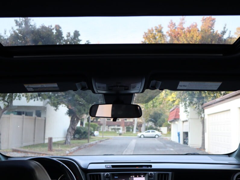 
								Toyota Rav4 Hybrid SE full									